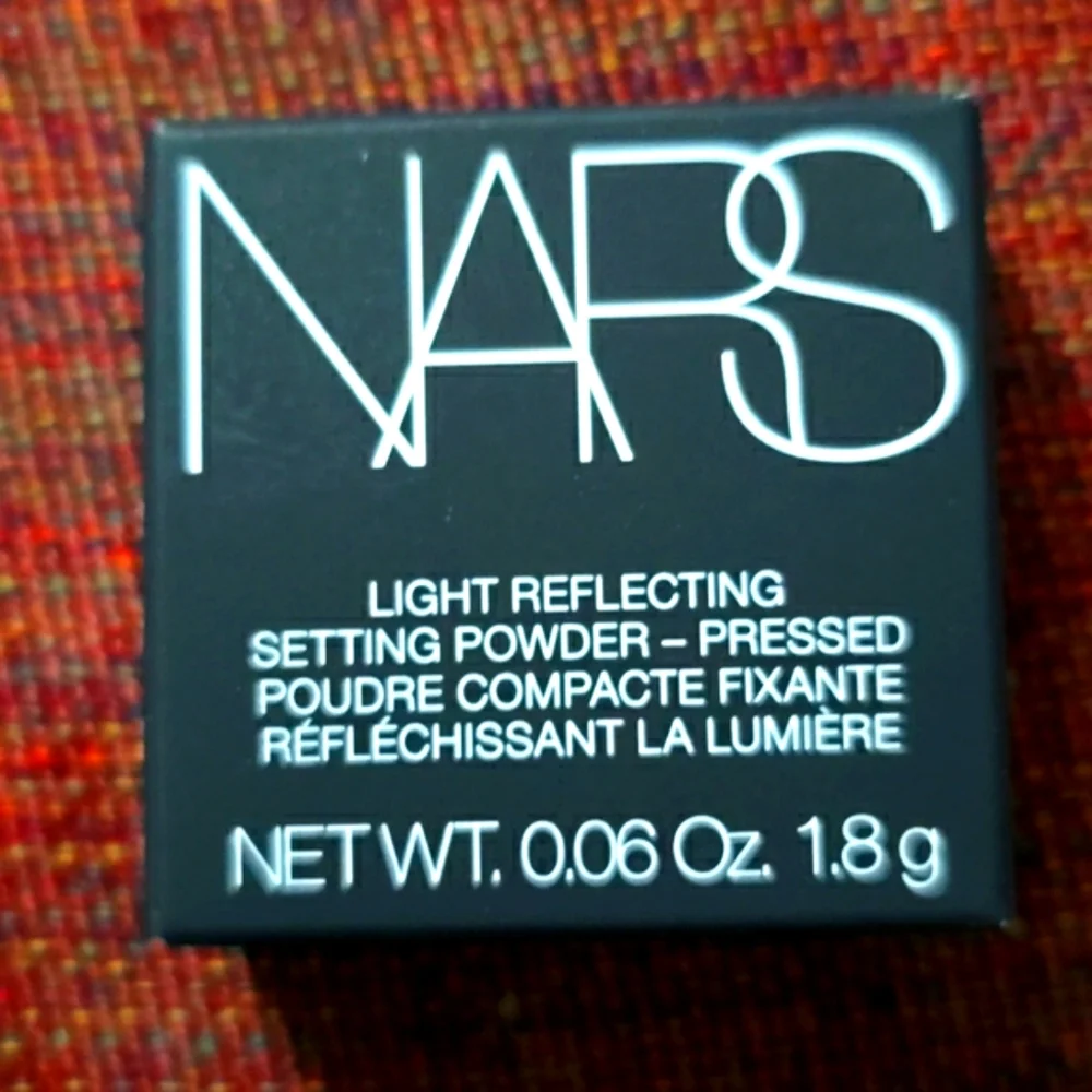 NARS LIGHT REFLECTING PRESSED SETTING POWDER. - Picture 9 of 10